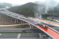 <b>绵西高速公路浇筑式施工</b>